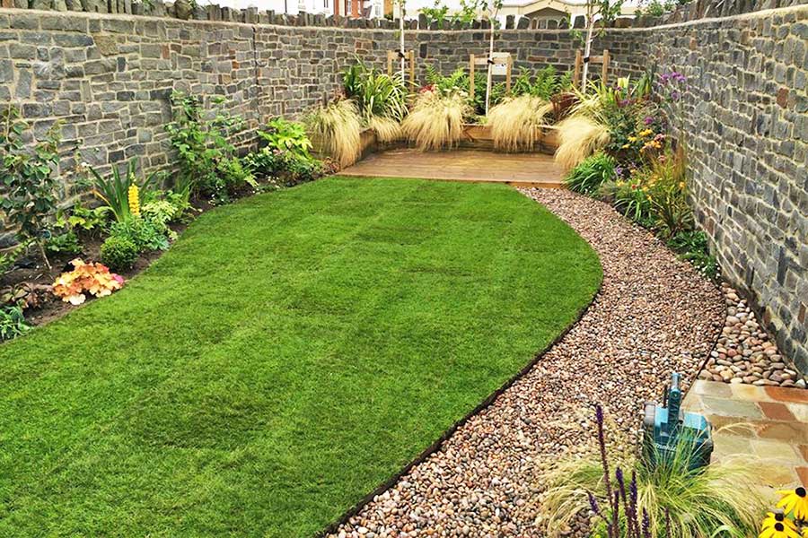 Cottage garden with EverEdge metal lawn and path edging